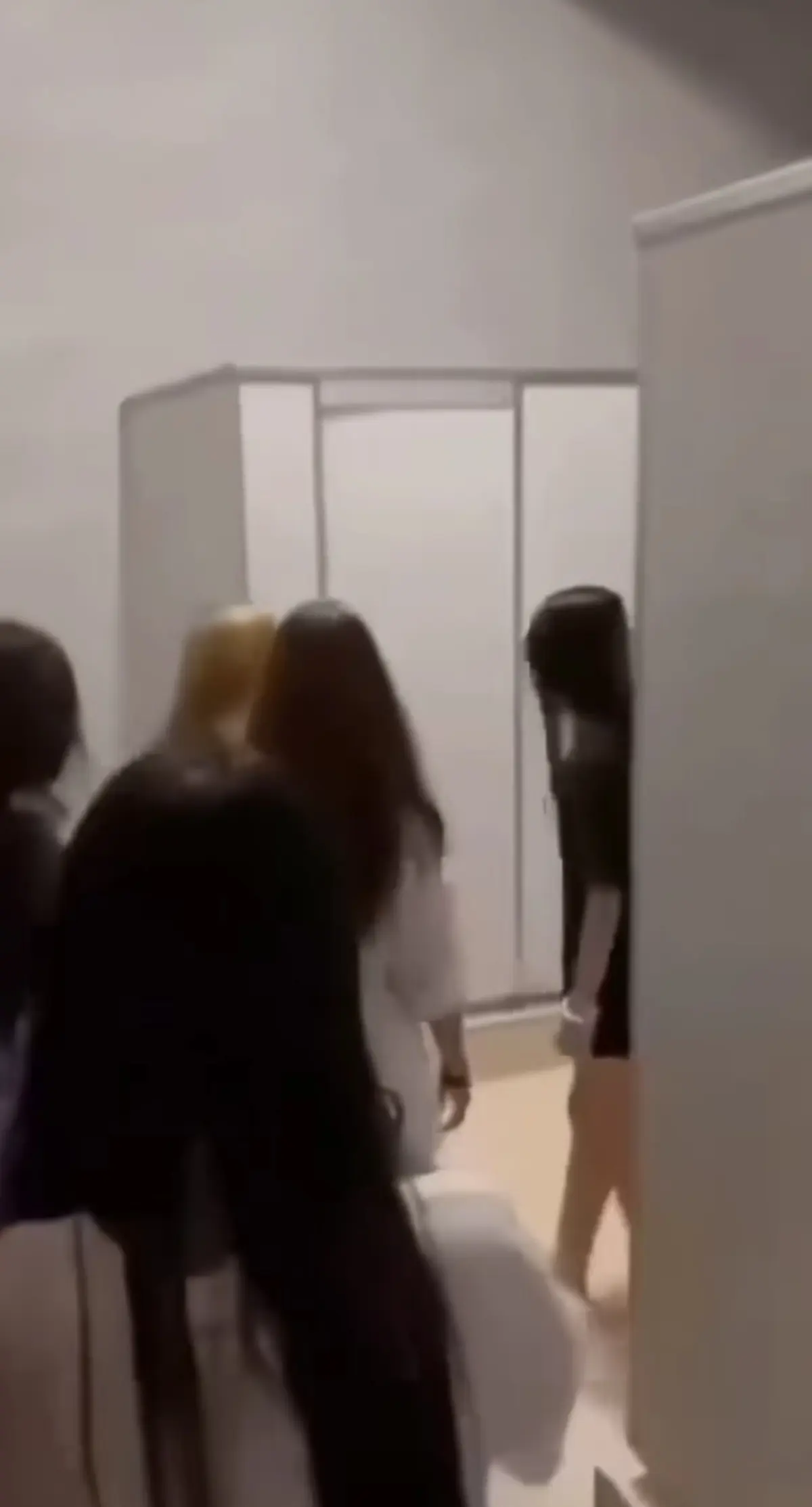 免费在线观看《厕所保卫战》女生原视频，HD高清画质流畅不卡顿，百度云/夸克等网盘资源下载持续有效