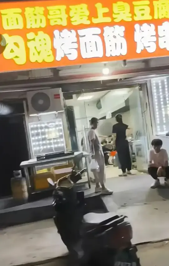 《安平勾魂面筋哥丈母娘事件》1080P高清完整版 街头名场面+拆台丈母娘剧情超刺激！【独家揭秘】安平勾魂面筋哥丈母娘事件无删减后续+观看地址速来！