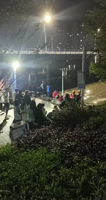 《湖南宁乡任福路小伙百人战》视频全季无广告在线观看，湖南宁乡任福路小伙百人战视频1080P高清画质免费播放-迅雷/UC网盘资源提取