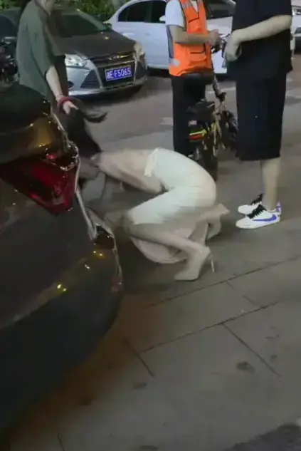 白衣女子被抓头发跳河