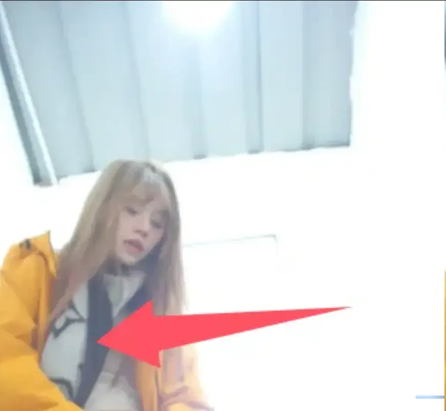 《木木黄色冲锋衣》成都旅拍视频-全集完整版-免费在线观看-骆驼土黄色防水层冲锋衣