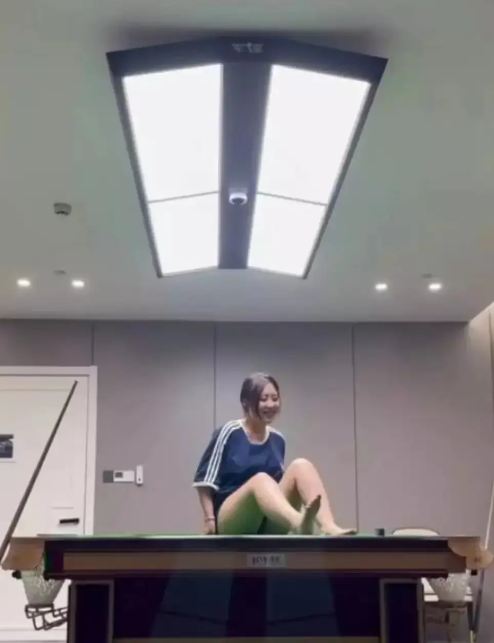 《江苏东台名爵台球厅事件》揭秘：江苏东台名爵台球厅助教风波，隐秘视频流出，免费在线观看无删减版！
