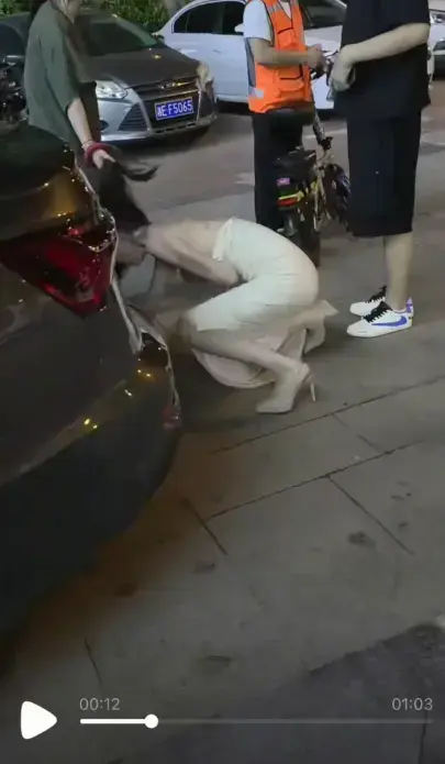刺激！《白衣女子被抓头发跳河》，小三街头冲突致坠河完整过程，无广告在线观看，1080P高清呈现！