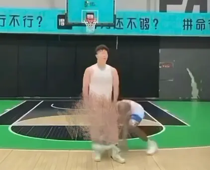 爆火资源《牛教练的裤子》，黑哥于球场对牛教练使坏扯裤子，《牛教练的裤子》中牛教练追黑哥，谁犯规一目了然免费看！