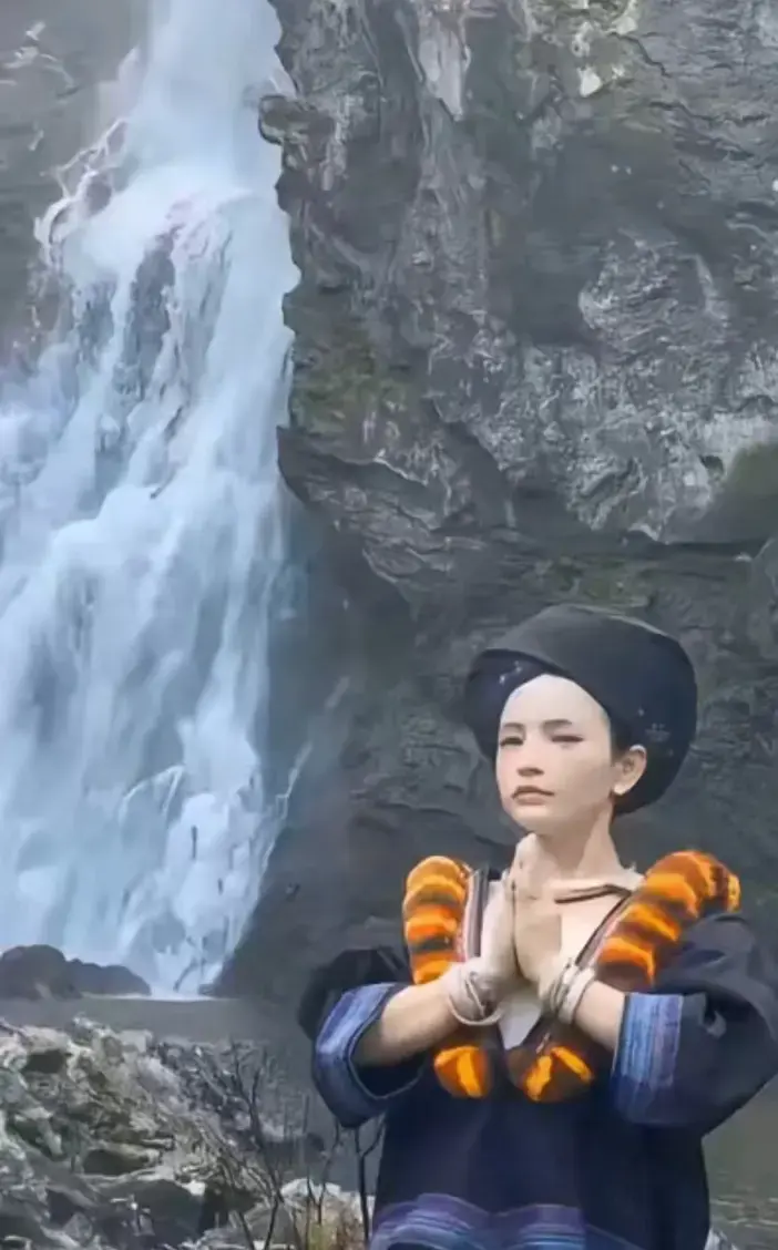 揭秘《苗族女孩瀑布双手合一》，彝族女生瀑布双手合一视频原视频在哪找_高山流水遇瀑布免费在线看_1080P高清看苗族女孩双手合一