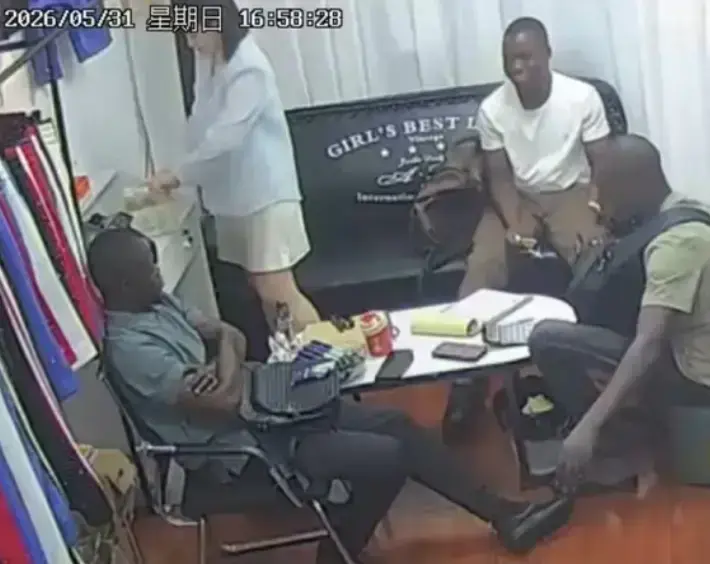 快看！《三个黑人买衣服》监控视频公开，美女老板娘回应这单生意，全网热搜无删减《三个黑人买衣服》1080P高清播放！
