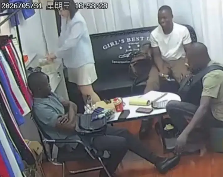 想看《三个黑人买衣服 》中美女老板娘“三英战吕布”？服装店监控记录全程，1080P高清播放《三个黑人买衣服 》