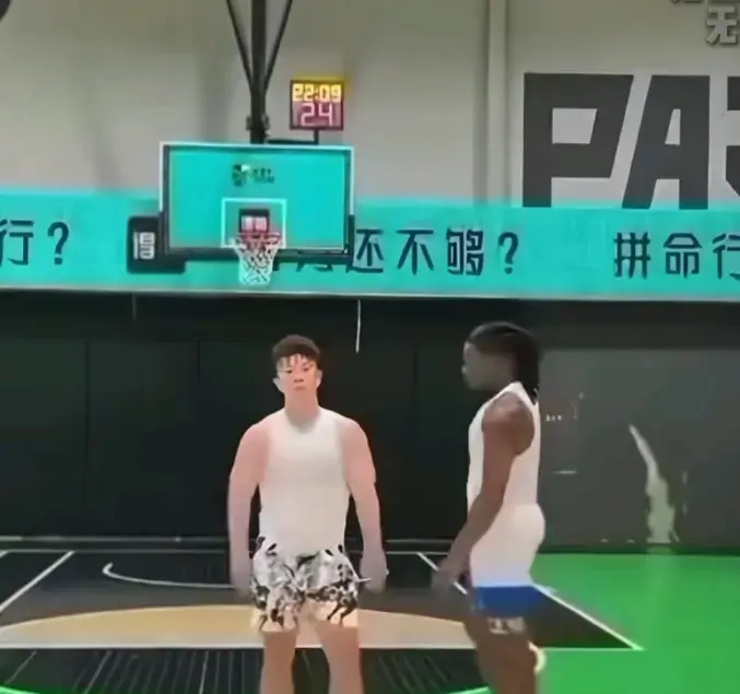 《牛教练的裤子》热度飙升，黑哥单挑扒裤子成看点，牛教练防守三秒裤子不保，《牛教练的裤子》1080P高清播放！