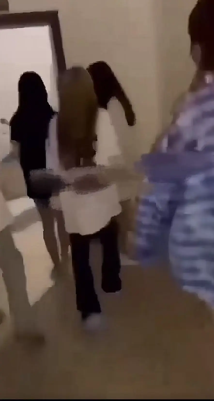 爆火的《四川高中女厕所争夺战》4K超高清免费看_无广告在线观看_重温厕所保卫战全程_《四川高中女厕所争夺战》视频别错过